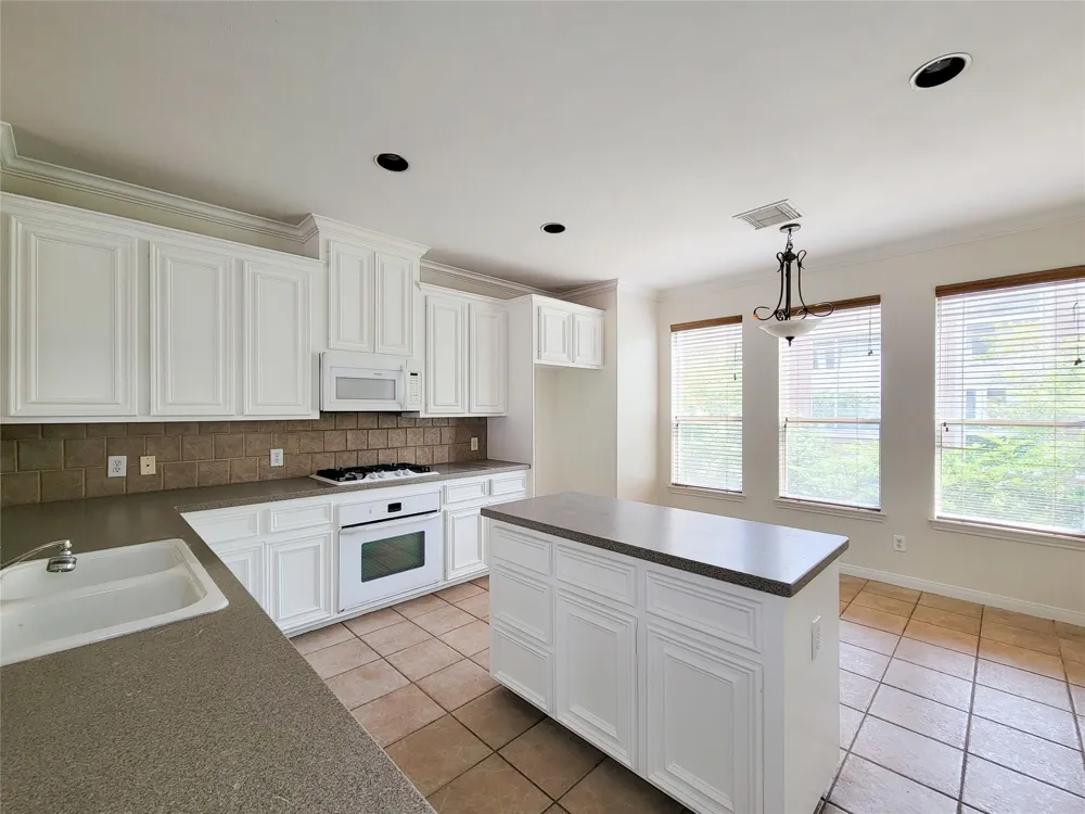 34 Waugh #B Houston, TX 77007