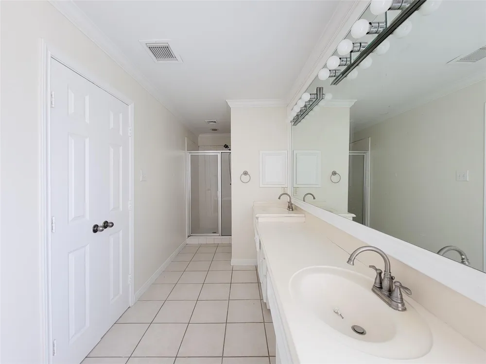 34 Waugh #B Houston, TX 77007