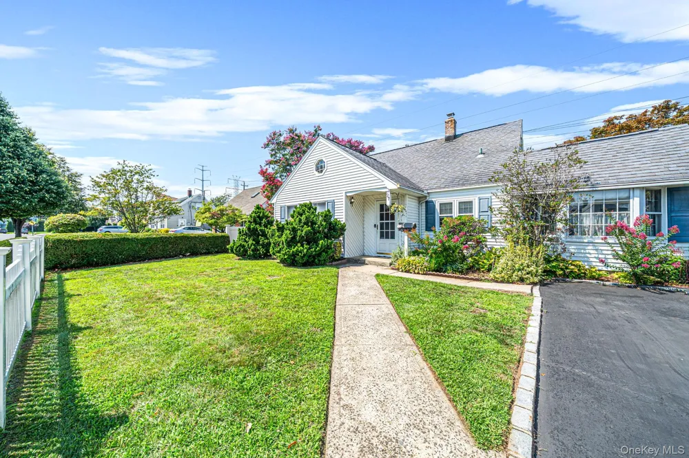 27 Old Farm Road Levittown, NY 11756