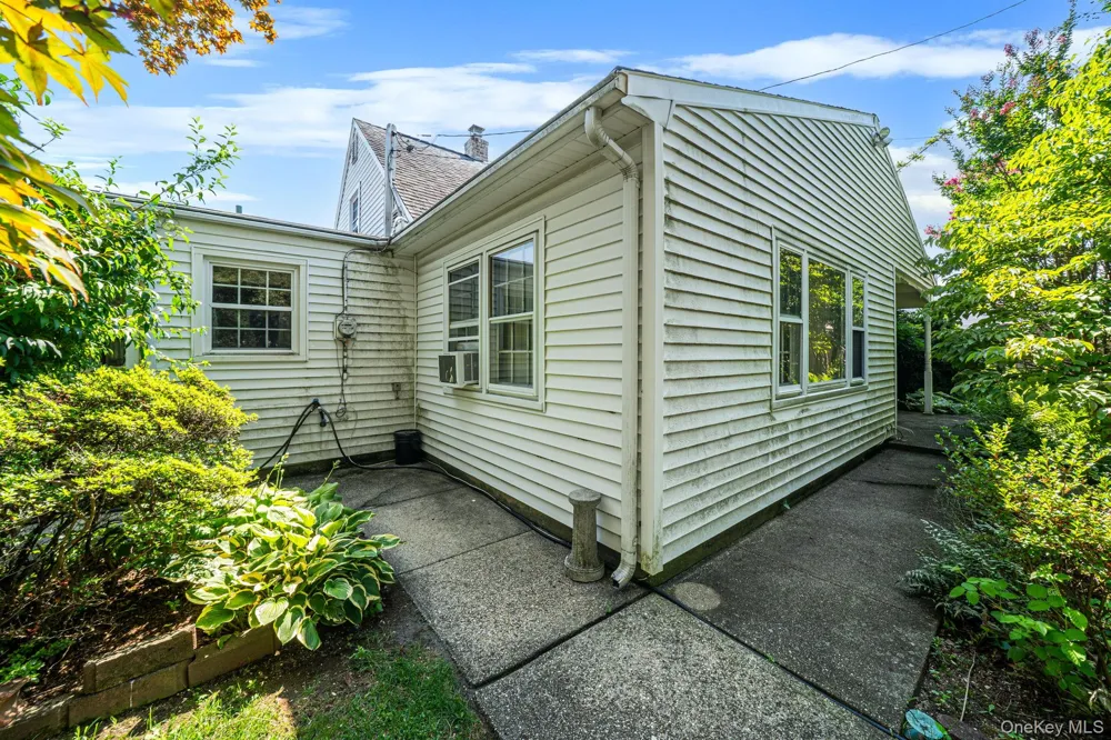 27 Old Farm Road Levittown, NY 11756