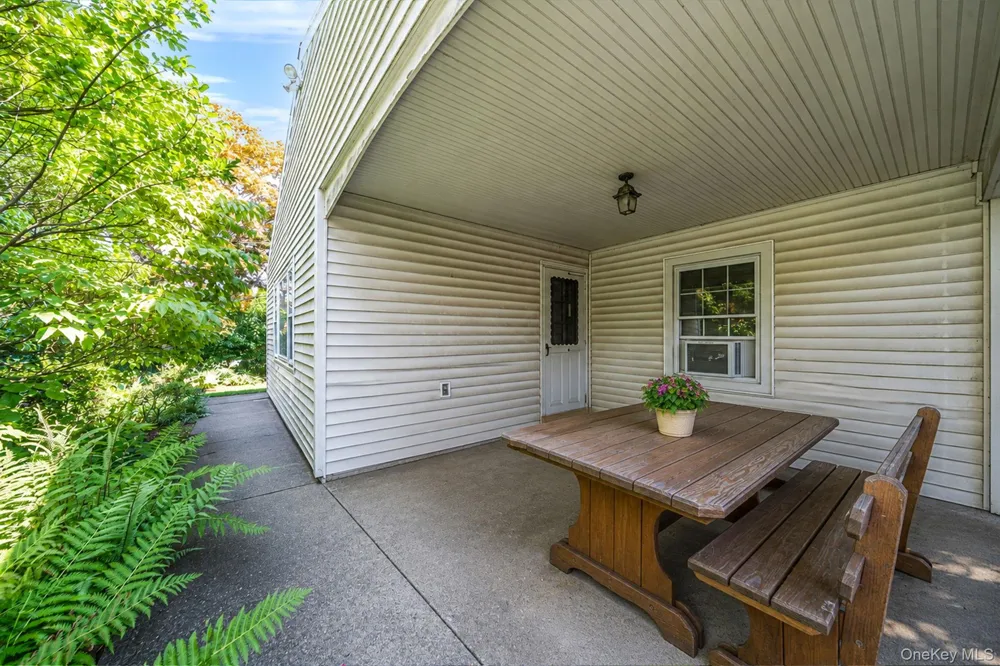 27 Old Farm Road Levittown, NY 11756