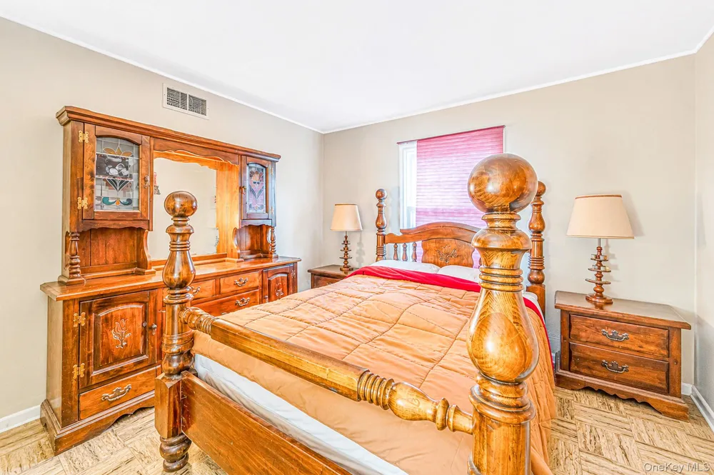 27 Old Farm Road Levittown, NY 11756