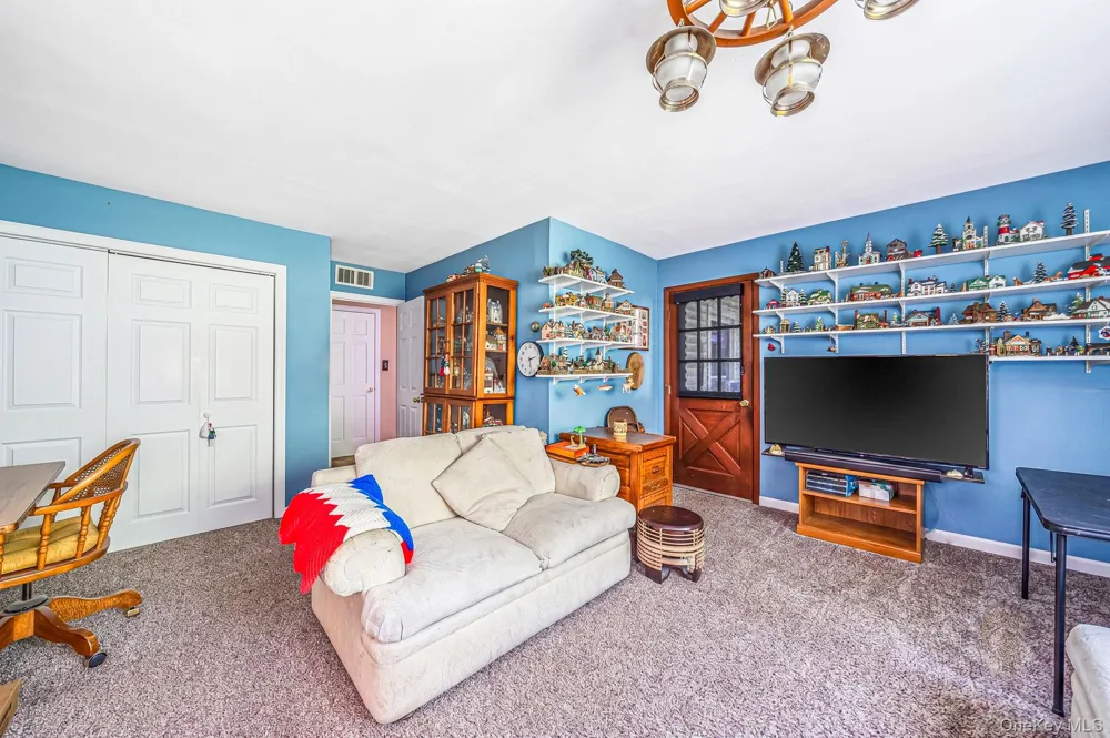27 Old Farm Road Levittown, NY 11756