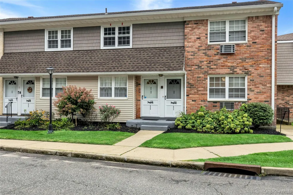 5218 Wilshire Lane #5218 Oakdale, NY 11769