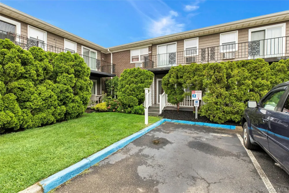 5218 Wilshire Lane #5218 Oakdale, NY 11769