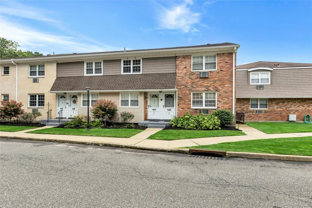 5218 Wilshire Lane #5218 Oakdale, NY 11769