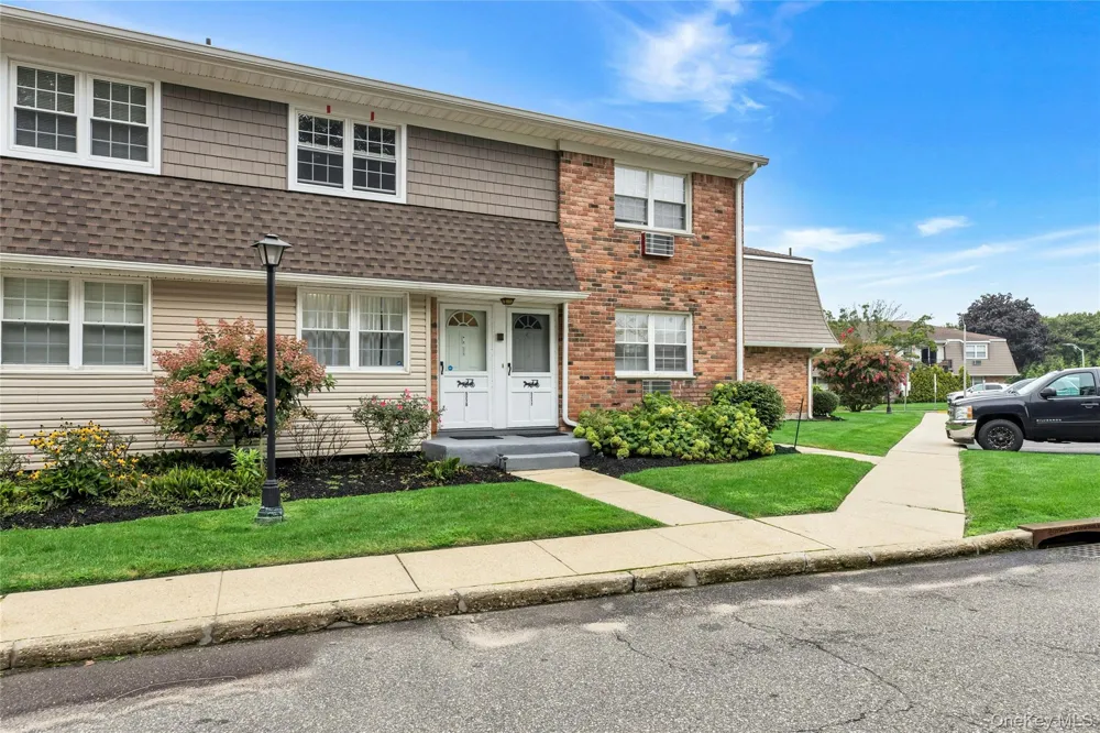 5218 Wilshire Lane #5218 Oakdale, NY 11769