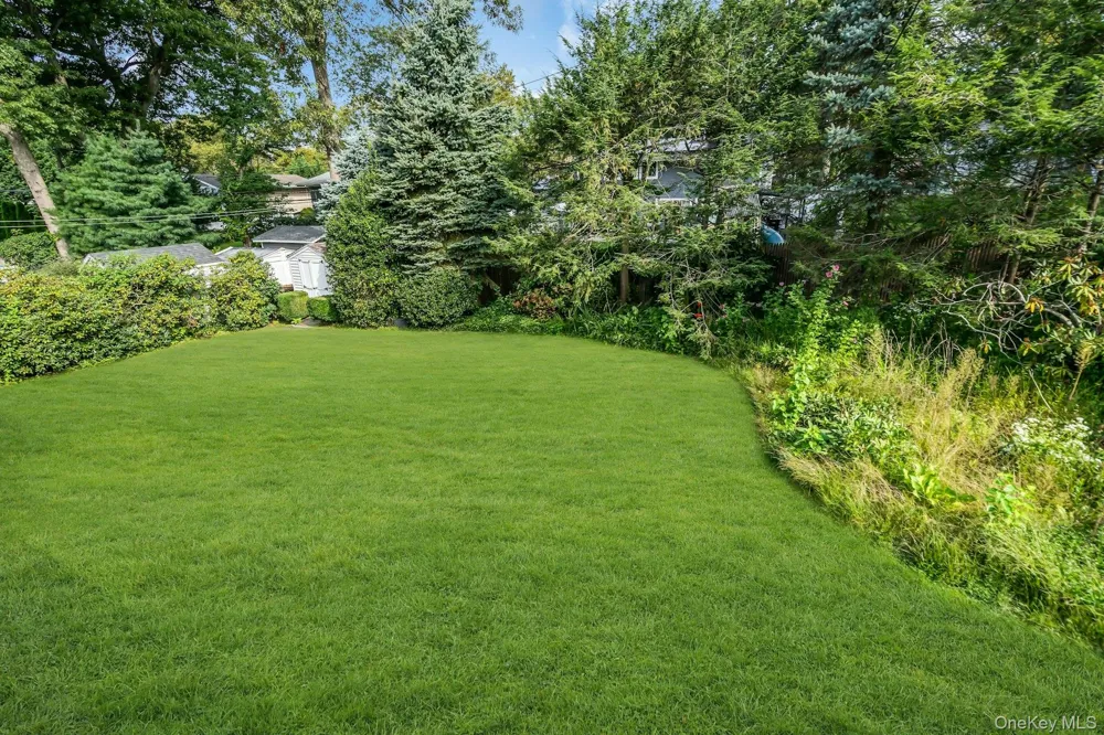 23 Redleaf Lane Commack, NY 11725