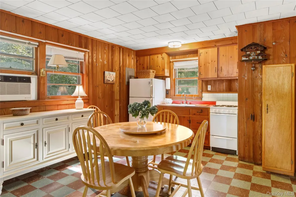 8 Boathouse Road Hampton Bays, NY 11946