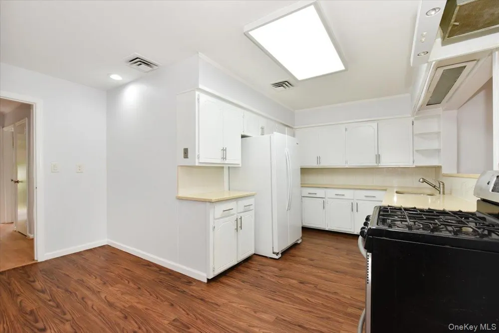 7515 196th Place Fresh Meadows, NY 11366