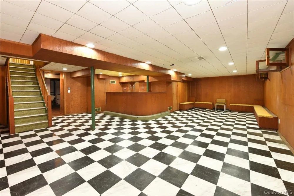 7515 196th Place Fresh Meadows, NY 11366