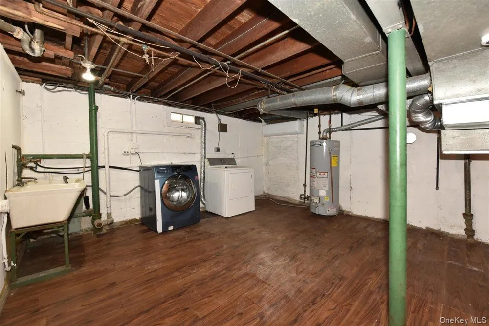 7515 196th Place Fresh Meadows, NY 11366