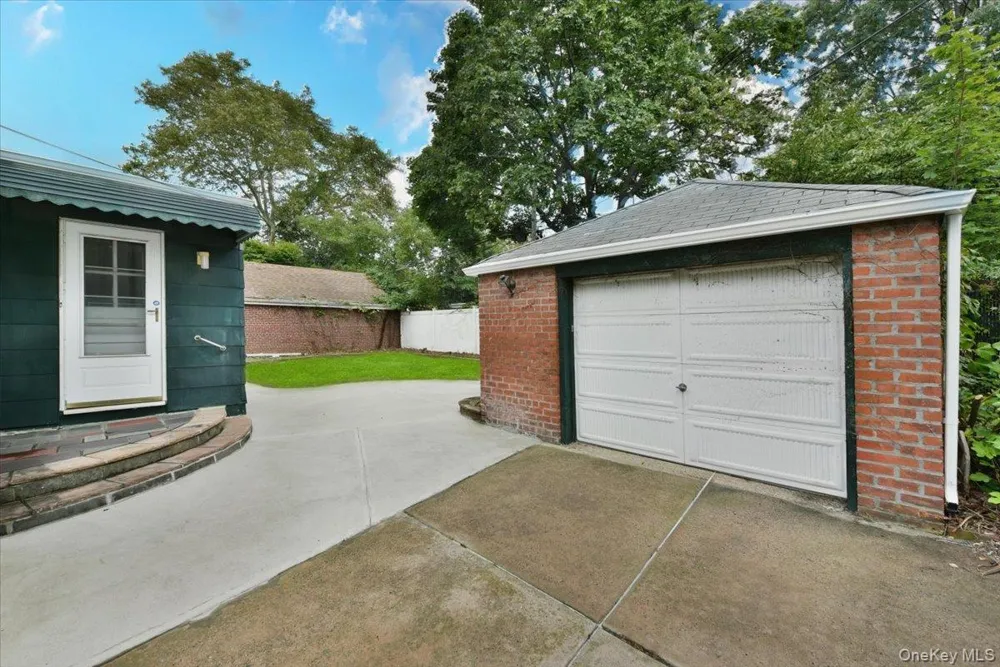 7515 196th Place Fresh Meadows, NY 11366