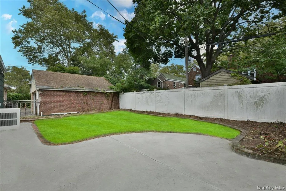 7515 196th Place Fresh Meadows, NY 11366