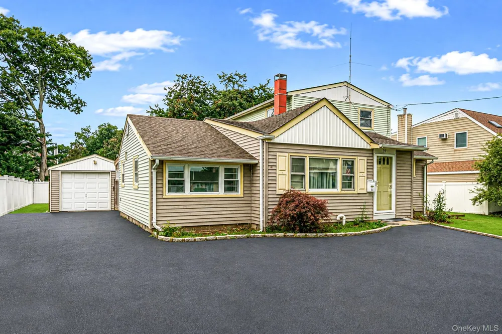 35 Gwendolyn Place East Islip, NY 11730