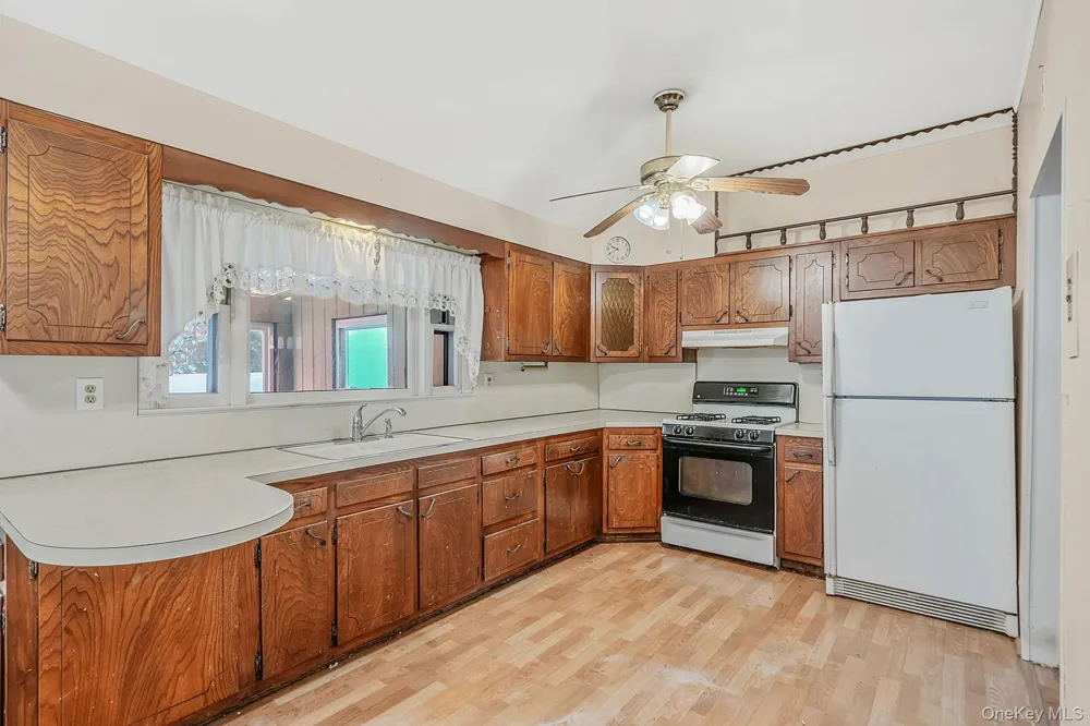 35 Gwendolyn Place East Islip, NY 11730