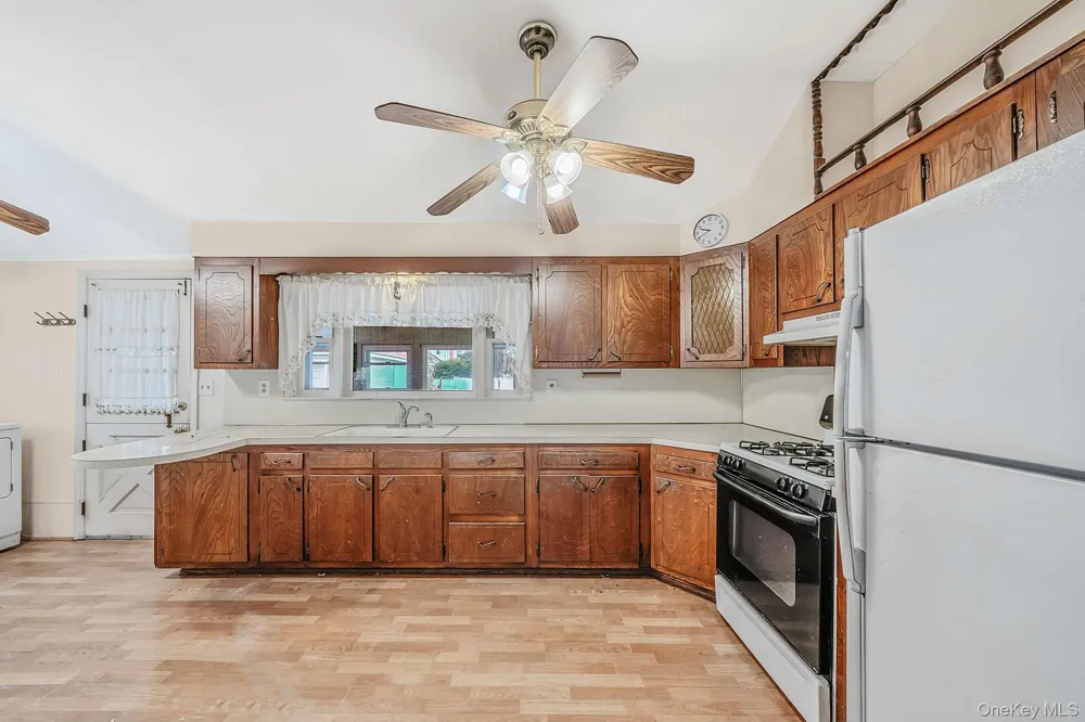 35 Gwendolyn Place East Islip, NY 11730