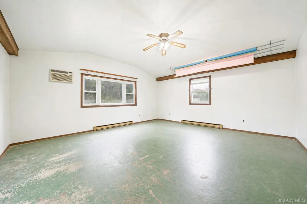 35 Gwendolyn Place East Islip, NY 11730