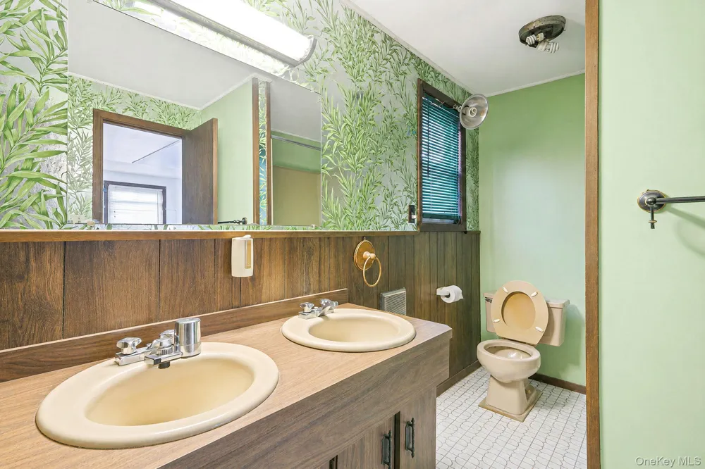 35 Gwendolyn Place East Islip, NY 11730