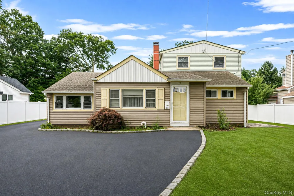 35 Gwendolyn Place East Islip, NY 11730