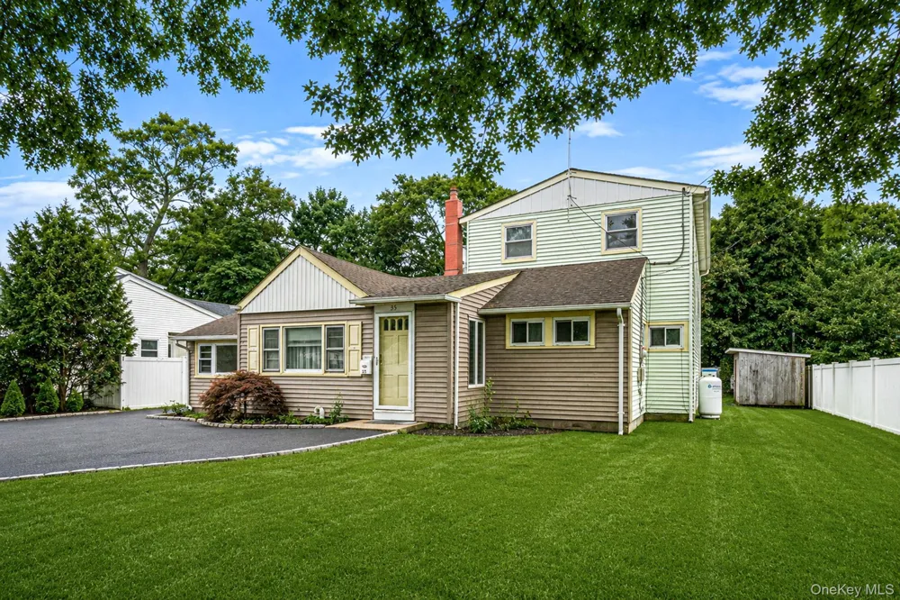 35 Gwendolyn Place East Islip, NY 11730