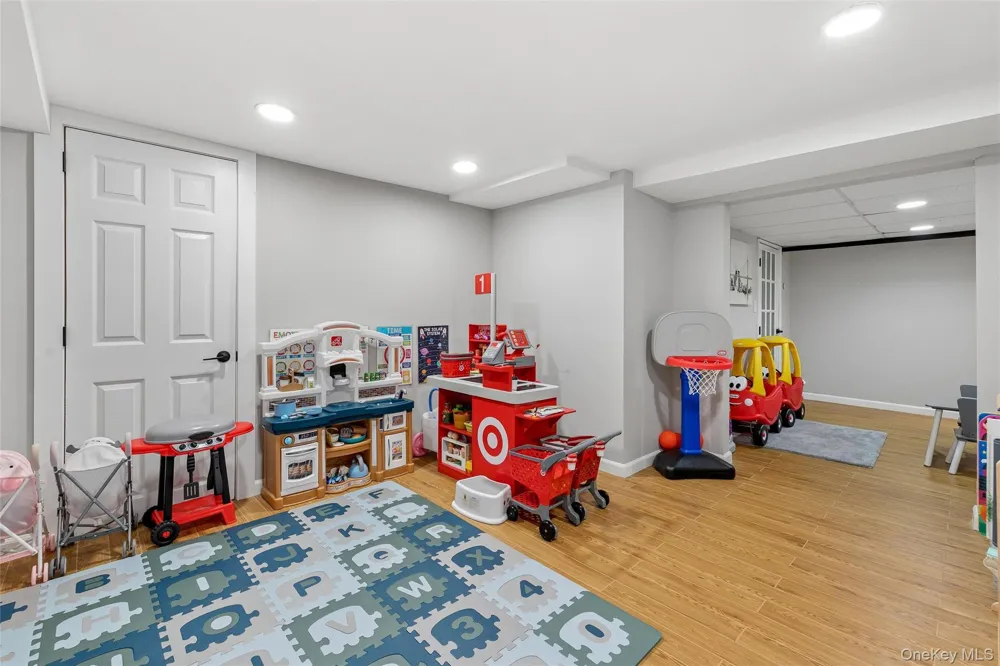 67 Deer Lake Drive North Babylon, NY 11703
