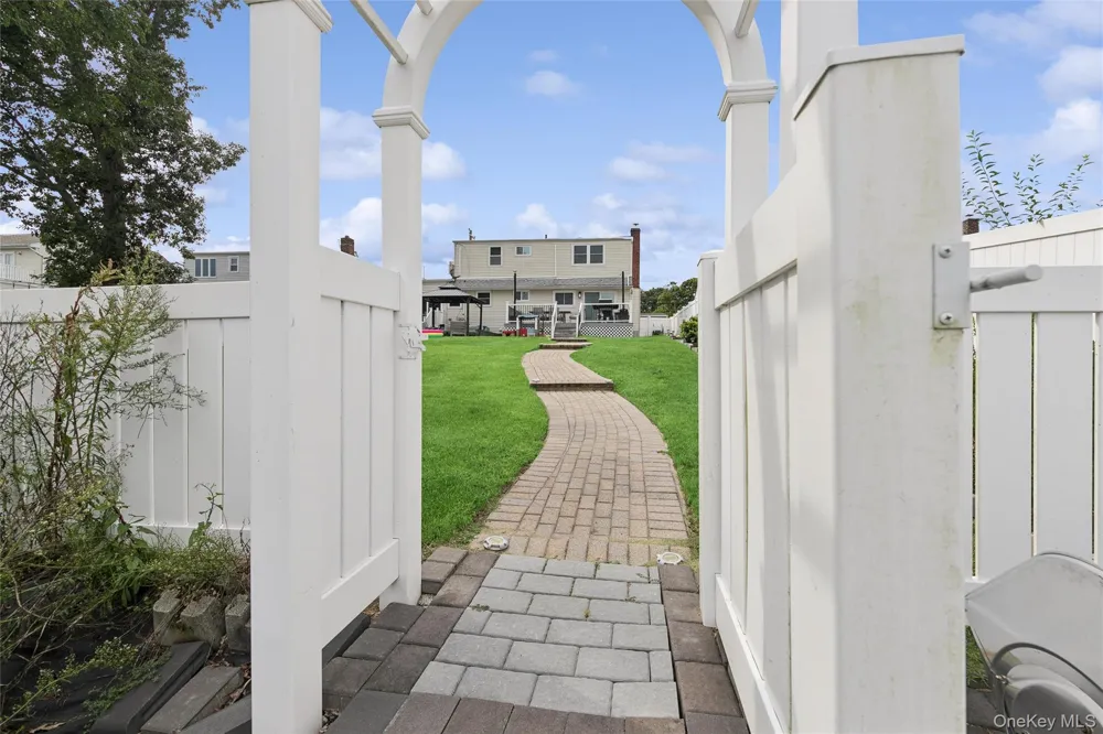 67 Deer Lake Drive North Babylon, NY 11703