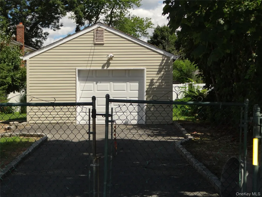 272 12th Avenue West Babylon, NY 11704