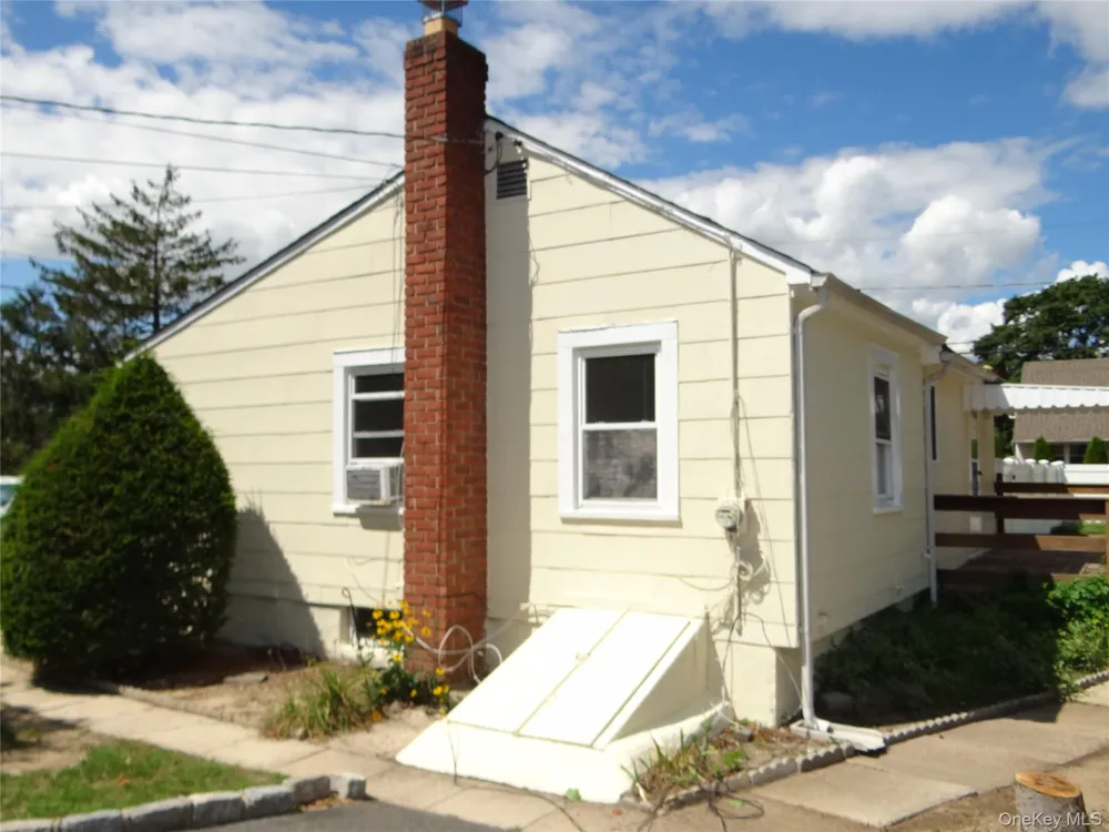272 12th Avenue West Babylon, NY 11704