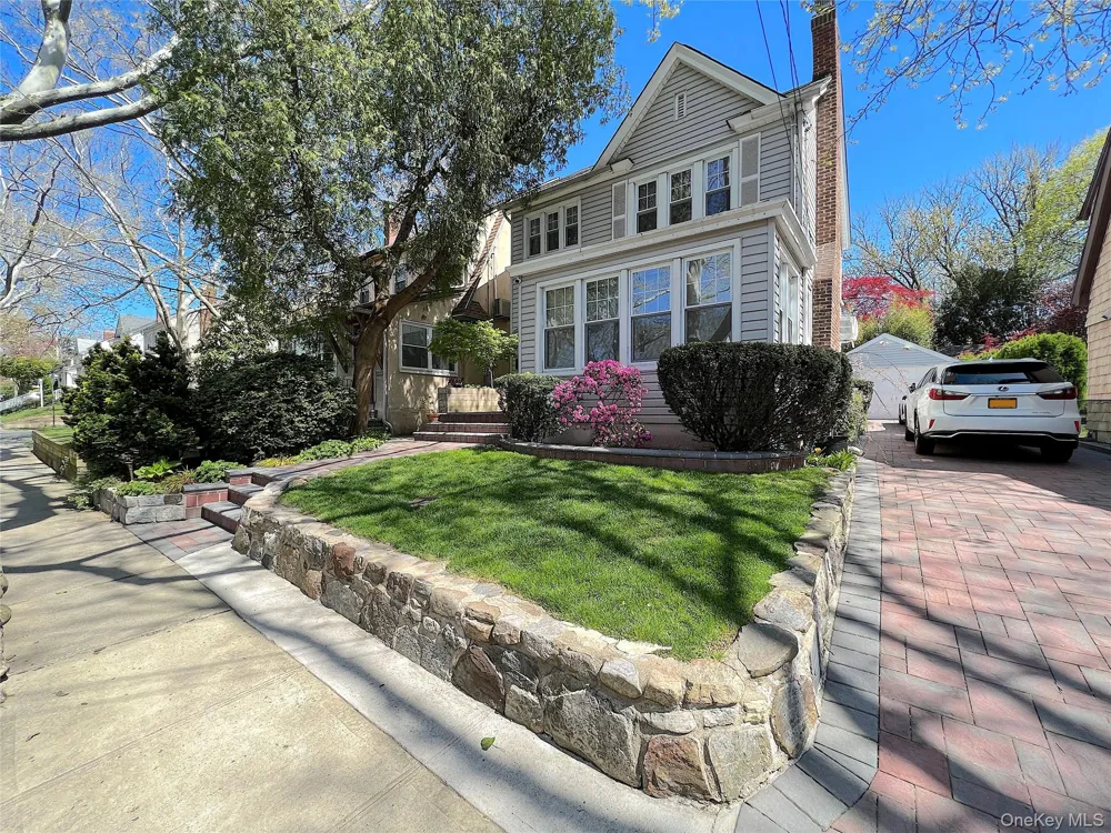 257-14 Pembroke Avenue Great Neck, NY 11020