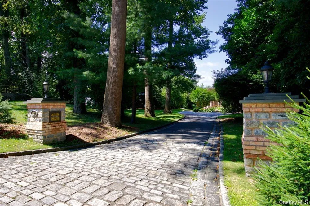 527 Manhasset Woods Road Manhasset, NY 11030
