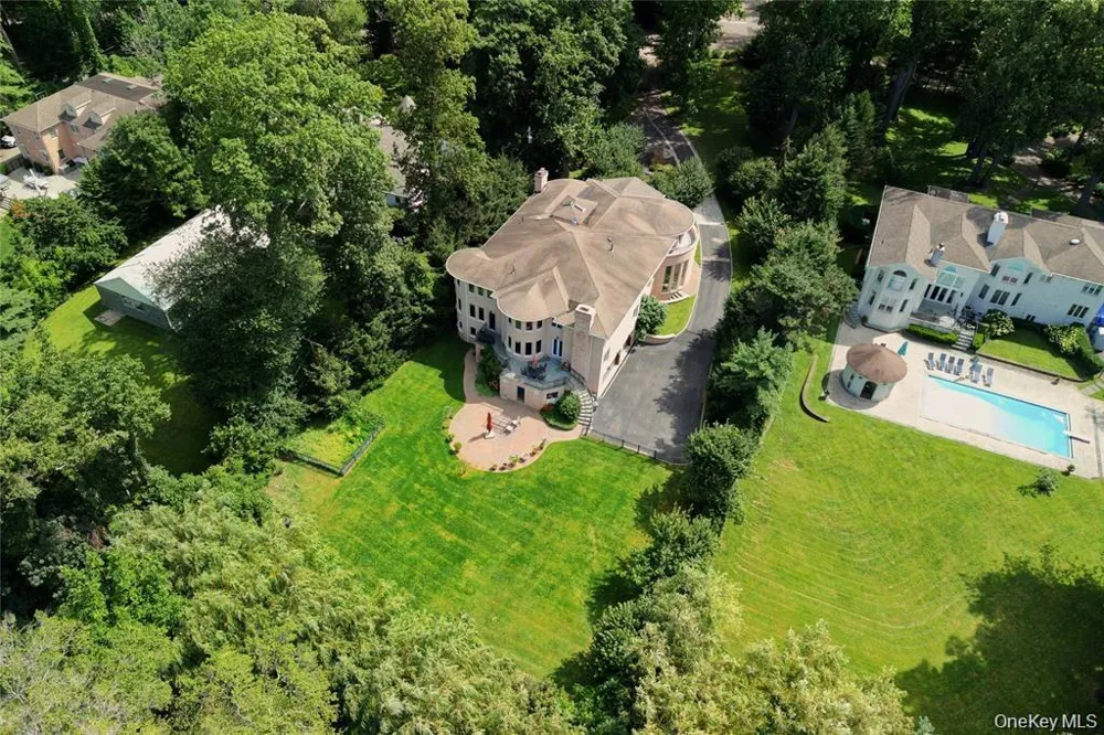527 Manhasset Woods Road Manhasset, NY 11030