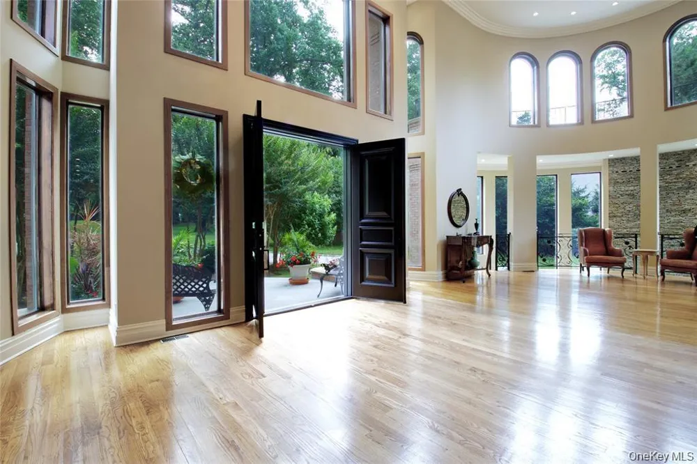 527 Manhasset Woods Road Manhasset, NY 11030