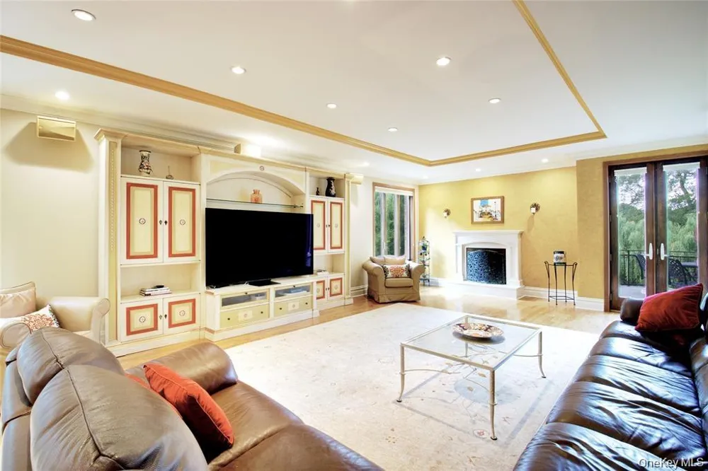 527 Manhasset Woods Road Manhasset, NY 11030