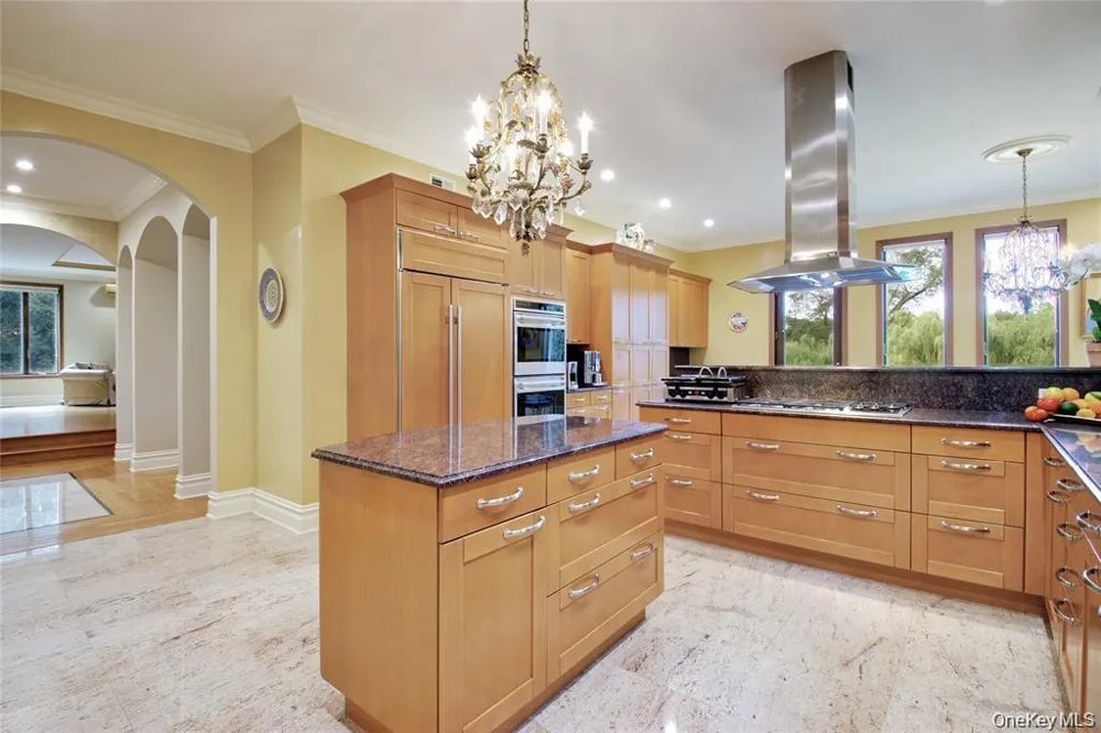 527 Manhasset Woods Road Manhasset, NY 11030