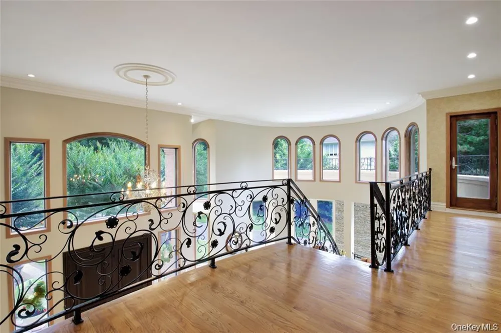 527 Manhasset Woods Road Manhasset, NY 11030