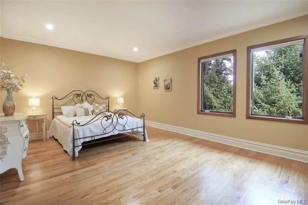 527 Manhasset Woods Road Manhasset, NY 11030