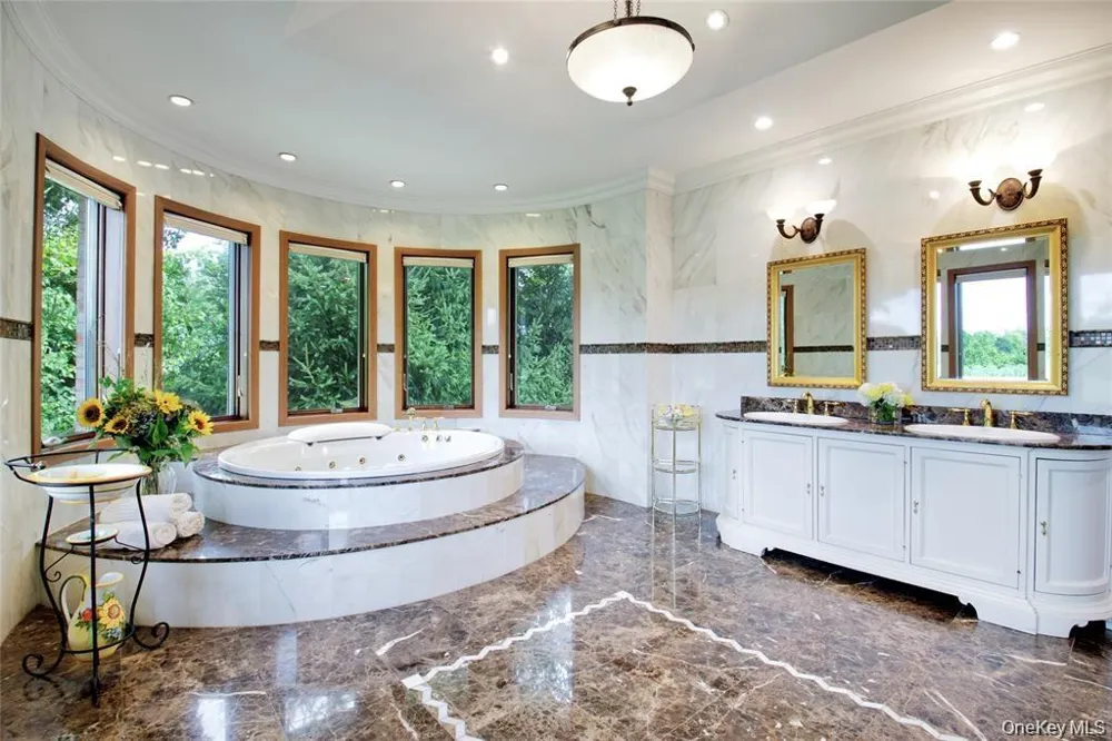 527 Manhasset Woods Road Manhasset, NY 11030