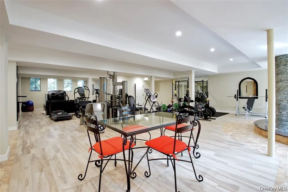 527 Manhasset Woods Road Manhasset, NY 11030