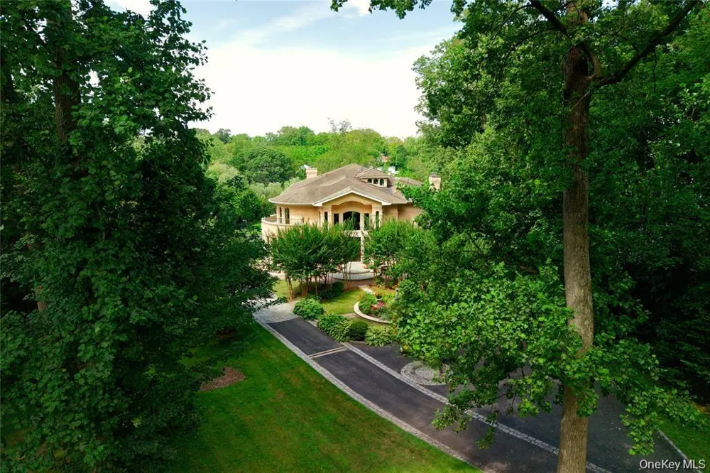 527 Manhasset Woods Road Manhasset, NY 11030