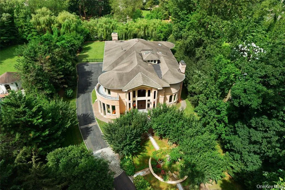 527 Manhasset Woods Road Manhasset, NY 11030