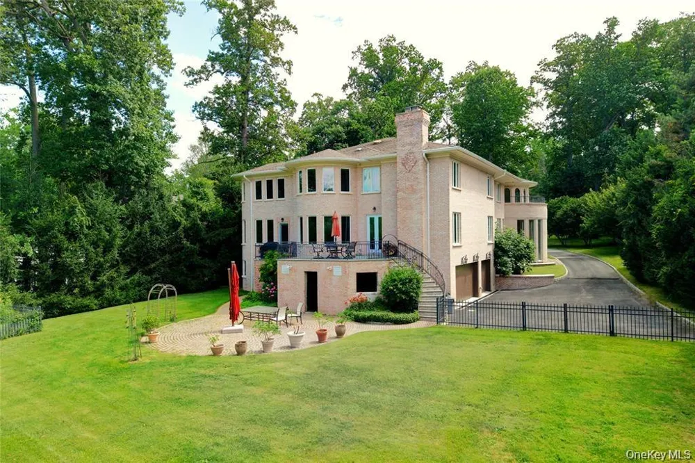 527 Manhasset Woods Road Manhasset, NY 11030