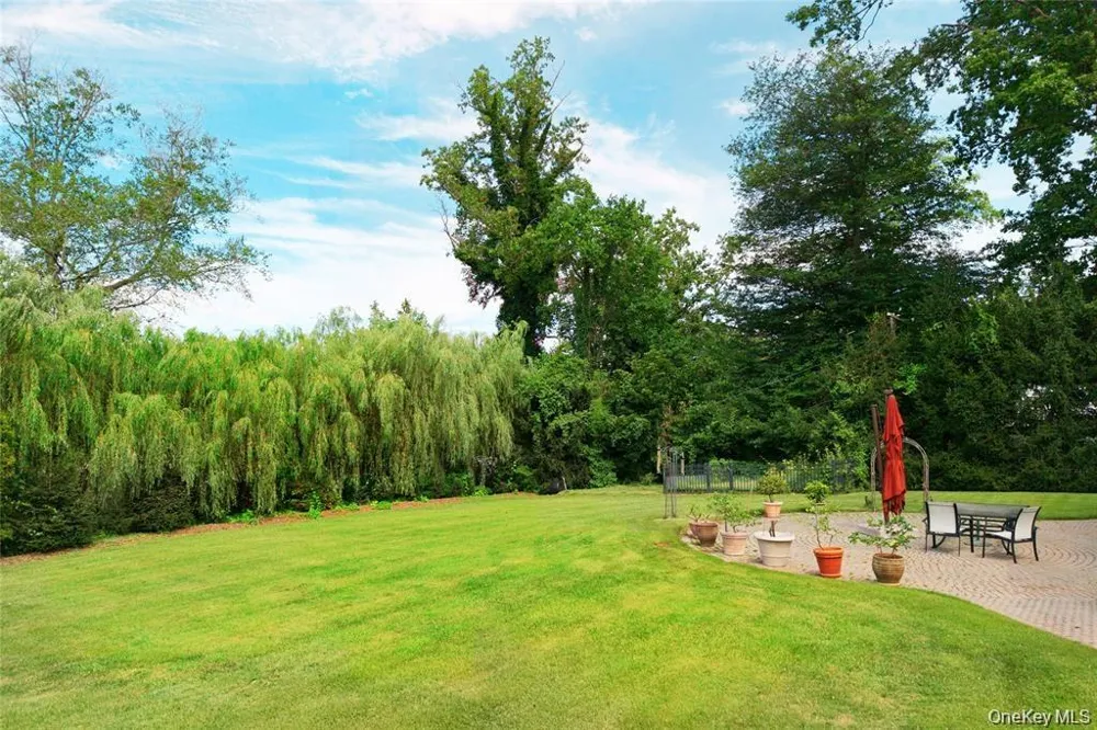 527 Manhasset Woods Road Manhasset, NY 11030