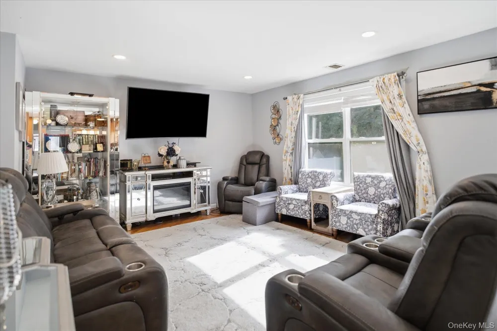 53 Howard Drive Coram, NY 11727