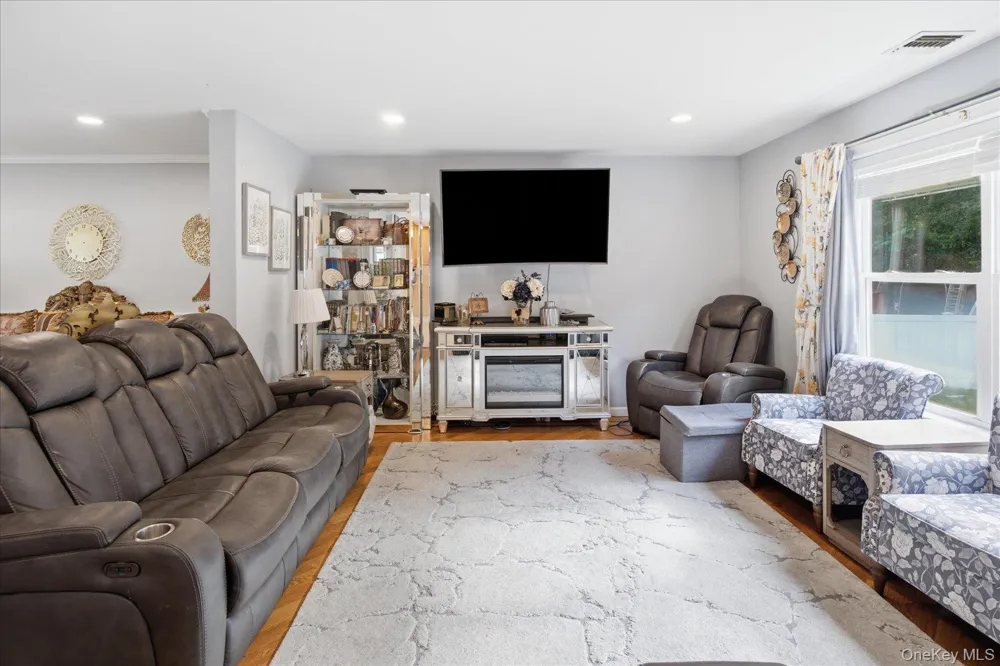 53 Howard Drive Coram, NY 11727