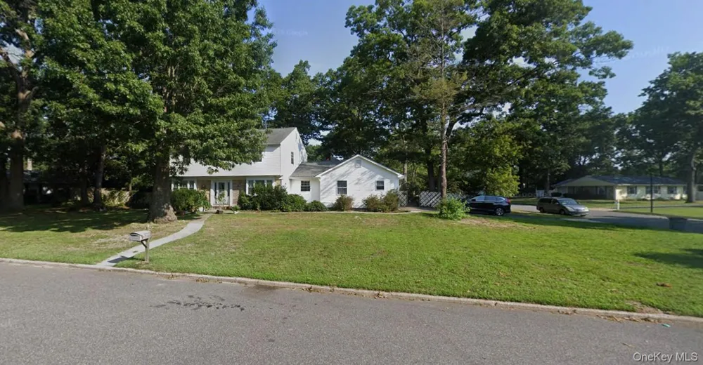 27 Whitmore Lane Coram, NY 11727