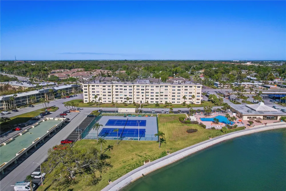 4775 COVE CIRCLE #606 St Petersburg, FL 33708