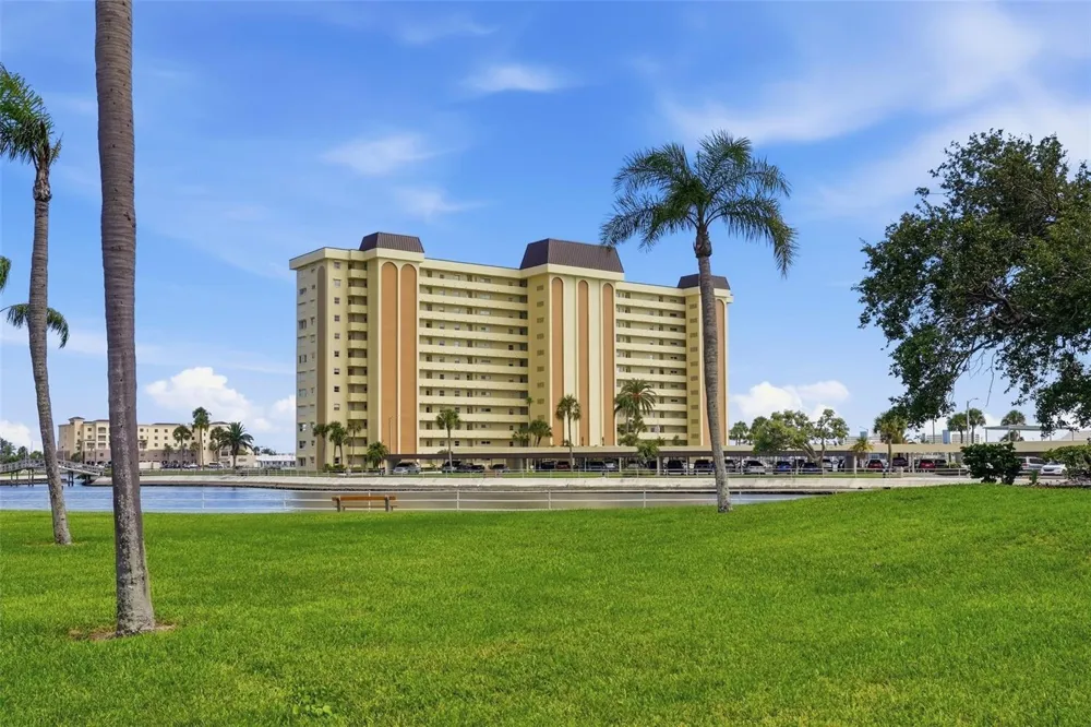 4775 COVE CIRCLE #606 St Petersburg, FL 33708