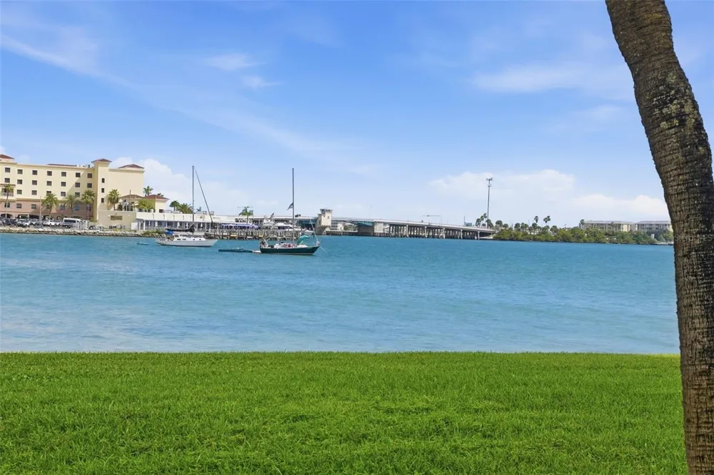 4775 COVE CIRCLE #606 St Petersburg, FL 33708