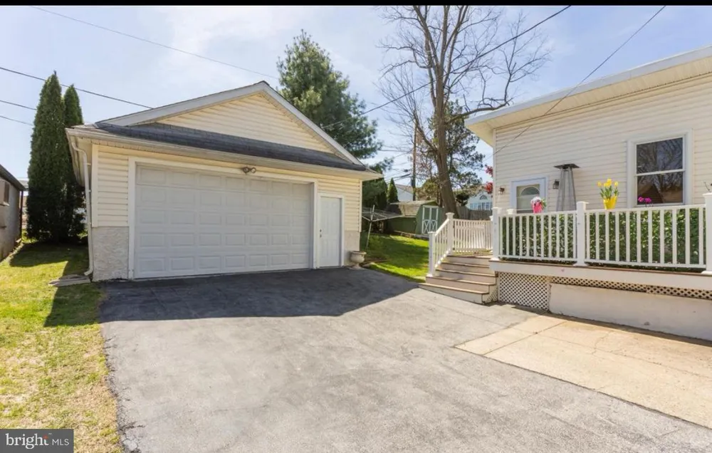 631 S CENTRAL BOULEVARD Broomall, PA 19008